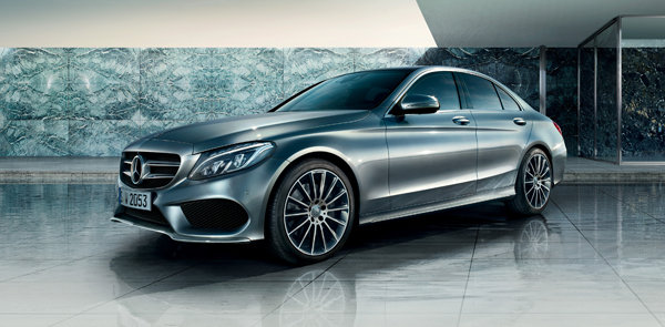 Mercedes-Benz poursuit sur sa lancée en avril